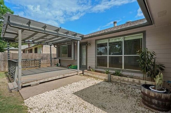 Building Photo - 4 Bedroom Single Family Home in Pflugerville