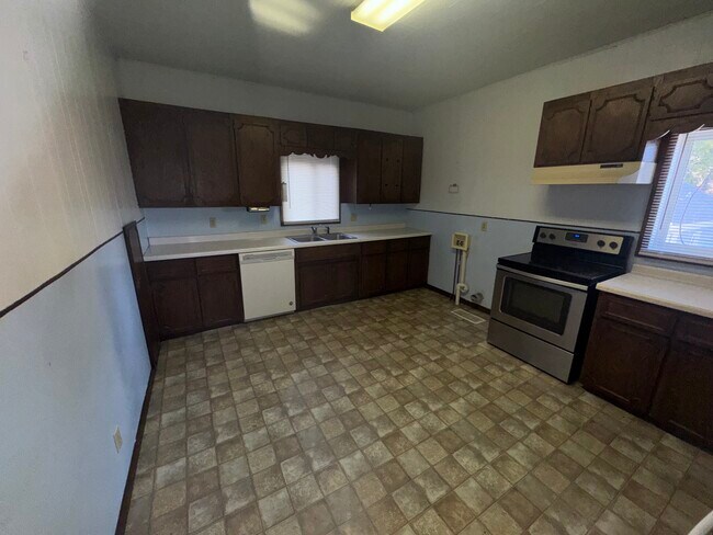 Building Photo - 420 W College St