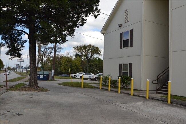 Building Photo - 304 Dell Ct