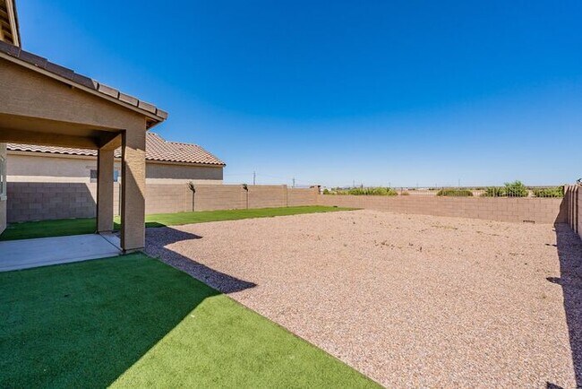 Building Photo - Pending/ Rented - Discover the perfect blend of comfort and style in Gladden Farms