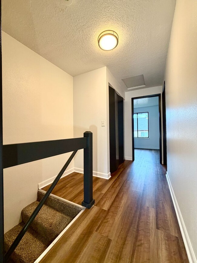 Building Photo - **NEW PHOTOS | TWO WEEKS FREE RENT** Updated Townhouse in the Heart of Garden Home~ New LVP Floor...