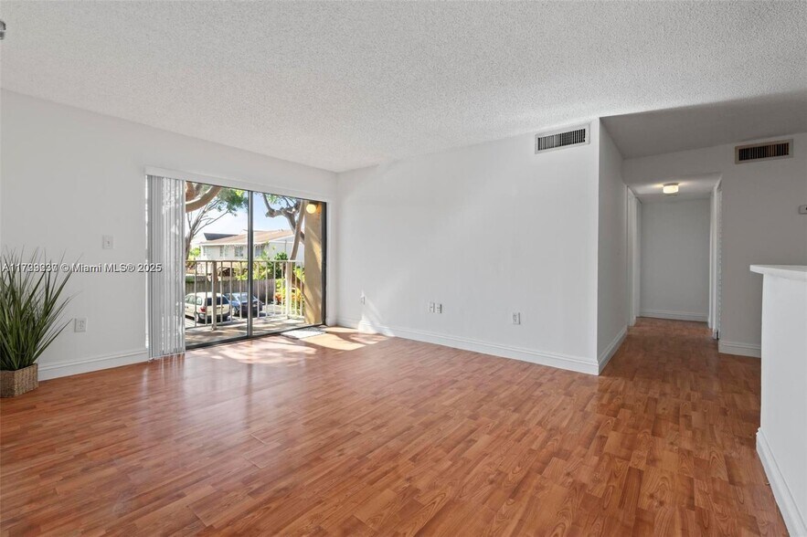Primary Photo - 15600 SW 80th St