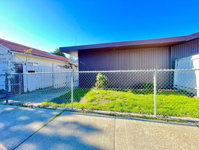 Building Photo - 3535 N San Joaquin St