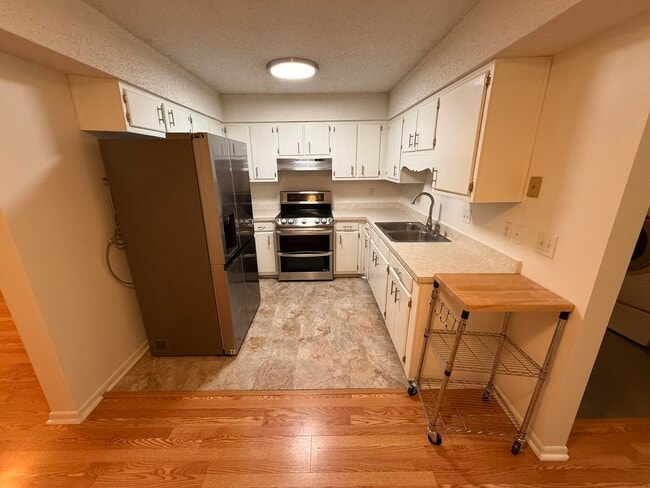 Building Photo - 537 Schneider Dr