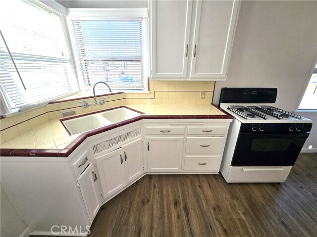 Building Photo - 662 W Glenoaks Blvd