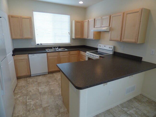 Building Photo - 4 Bed / 2.5 Bath Home in Windsor!