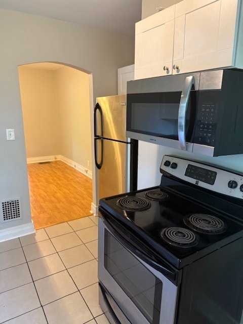 Building Photo - Adorable 2BR/1BA with spacious living area and wood floors throughout!