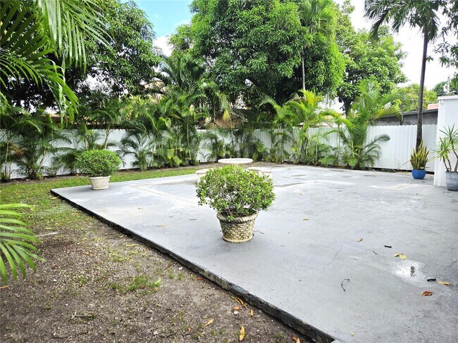 Building Photo - 1825 NW 4th St