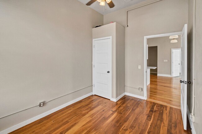 Building Photo - VINTAGE VAULT