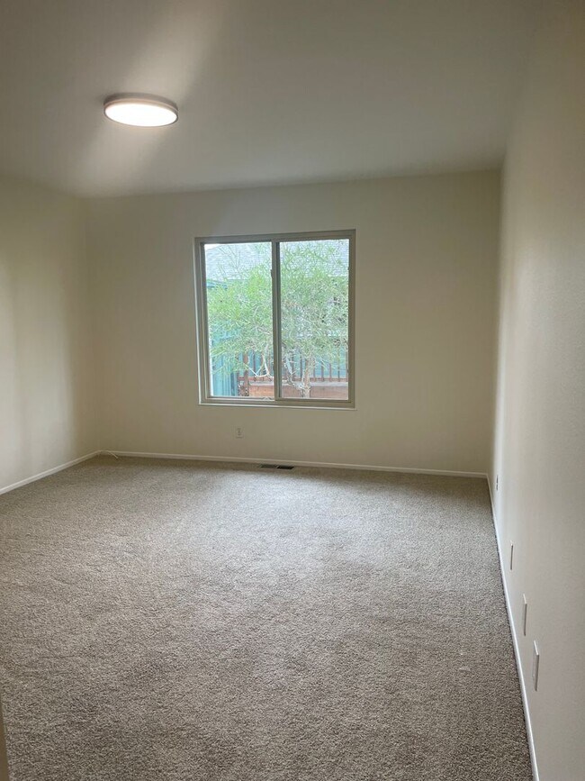 Building Photo - Upper East/Mission Area 3 Bedroom Home - Available Mid-August
