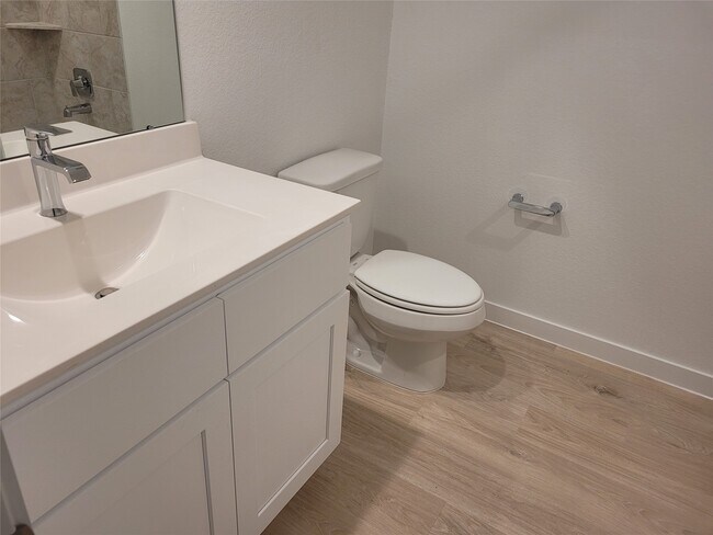 Building Photo - 4947 Oakwood Dr