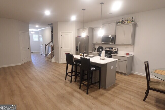 Building Photo - 175 Tulip Dr