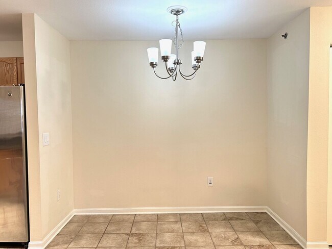 Building Photo - 1 Bed/1 Bath Condo. You'll Love This Commu...