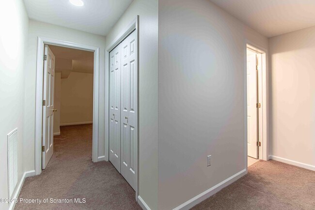 Building Photo - 4013 Pond View Dr