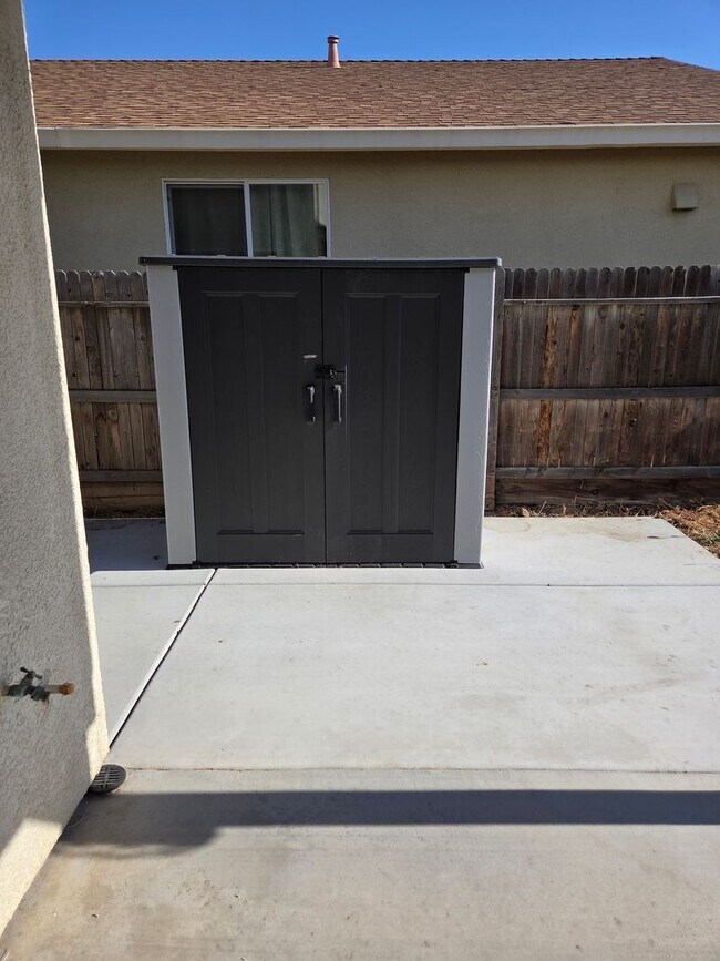 Building Photo - 1443 Greenbrier Dr