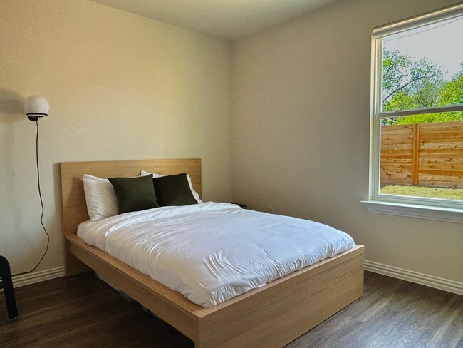 Building Photo - Sunny Side Up