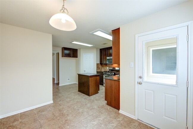 Building Photo - 14839 Fir Knoll Way