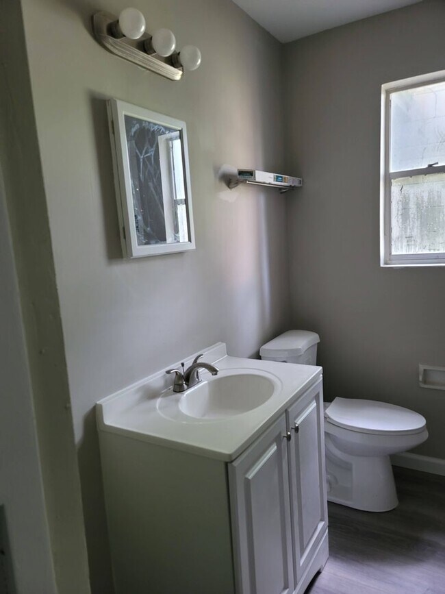 Building Photo - Renovated 3/2 in Cedar HIlls