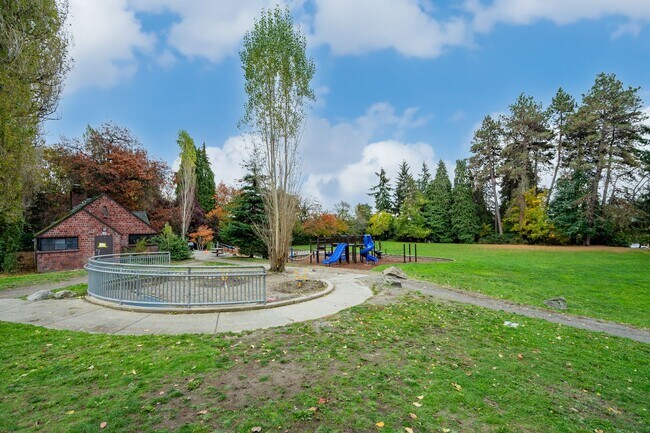 Building Photo - 5516 20th Ave NE