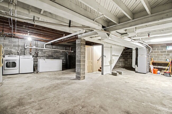 Building Photo - House For Rent