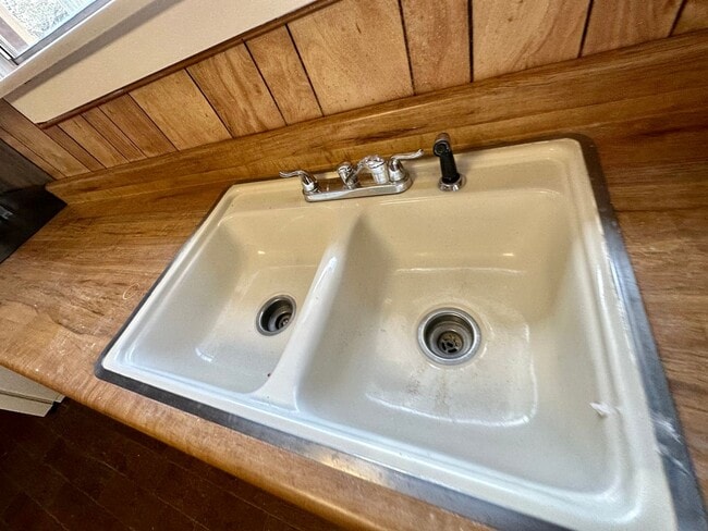 Building Photo - 3 Bed / 2 Bath Custom Pioche House