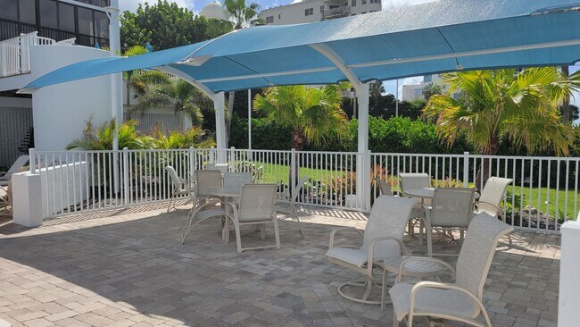Building Photo - Beautifully renovated 2/2 condo downtown S...