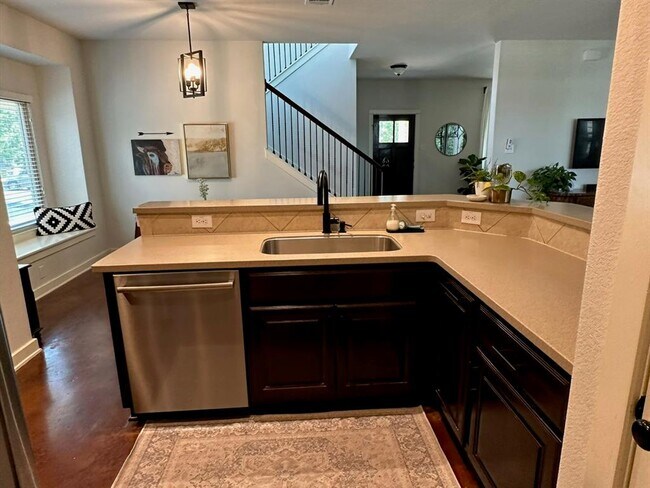 Building Photo - 205 Sycamore St