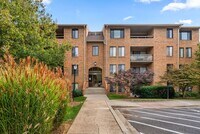 Building Photo - 2 Bed 1.5 Bath - Georgetown Village Condo ...