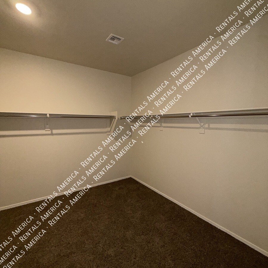 Building Photo - 1038 W Castle Ct