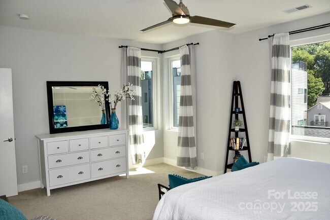 Building Photo - 916 Westbrook Dr