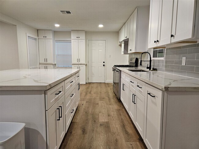 Building Photo - 6446 Brookside Dr