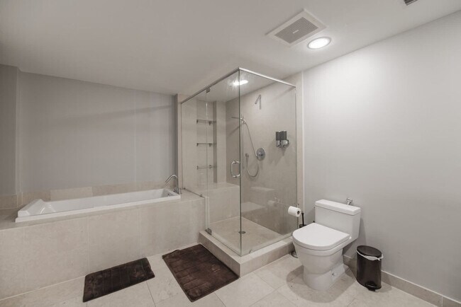 Building Photo - 485 Brickell Ave