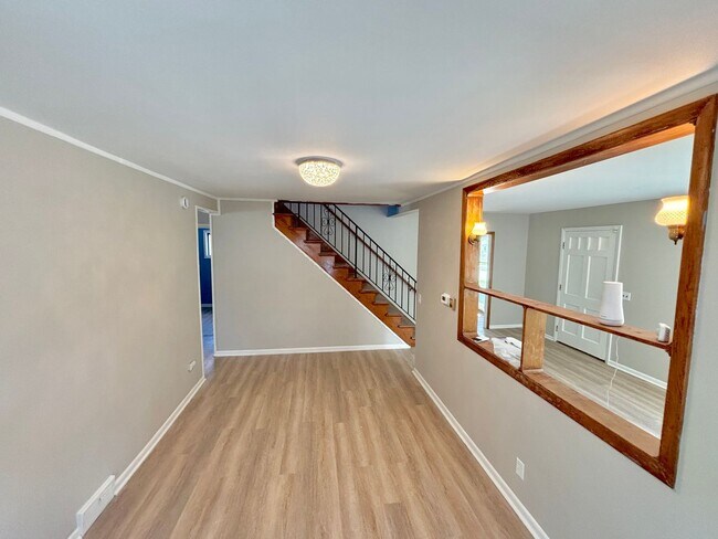 Building Photo - Spacious 5bd single family home | Off Street Parking | Updated kitchen