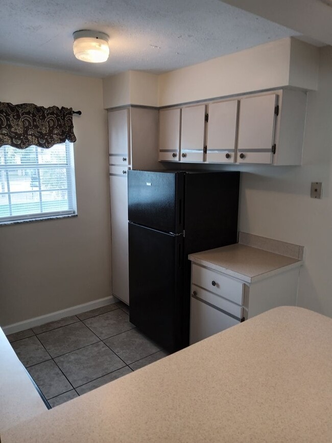 Building Photo - 1 Bedroom Condo with Community Pool and La...