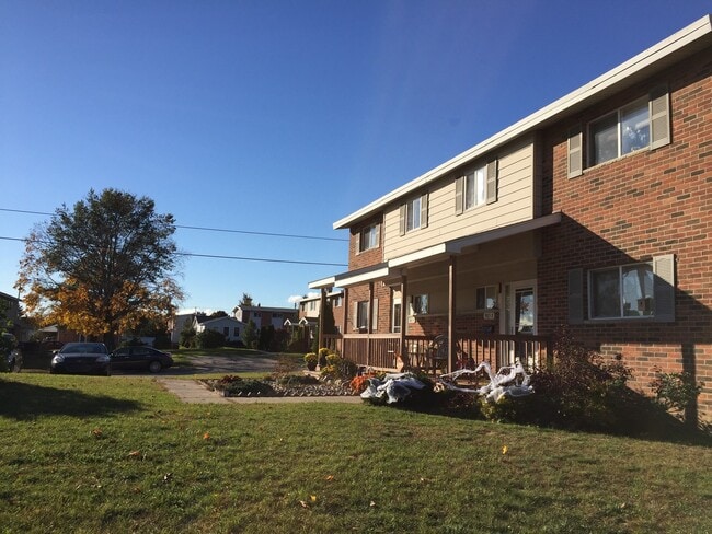 Building Photo - 3 bedroom, 1.5 bathroom duplex with Centra...
