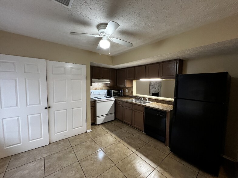 Building Photo - 6479 Meadow Rue Dr