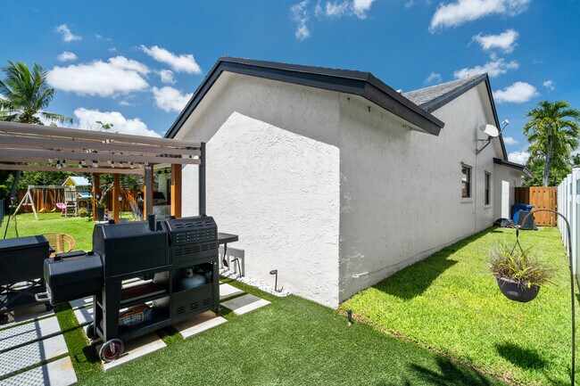 Building Photo - 2724 NW 124th Ave