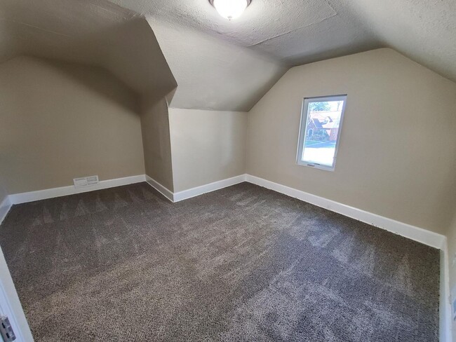Building Photo - Updated 2 bedroom 2 bathroom with 2 Stall ...