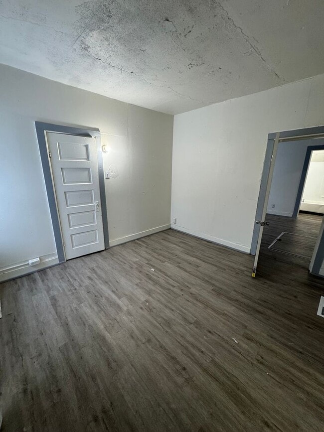 Building Photo - 2 Bed/ 1 Bath Apartment!