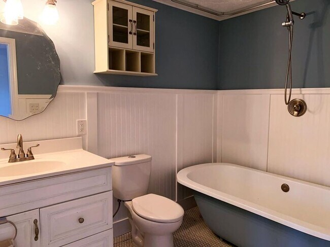 Building Photo - 3BR 1.5BA Twin Lakes Home