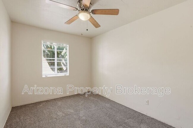 Building Photo - 1137 W Glenrosa Ave