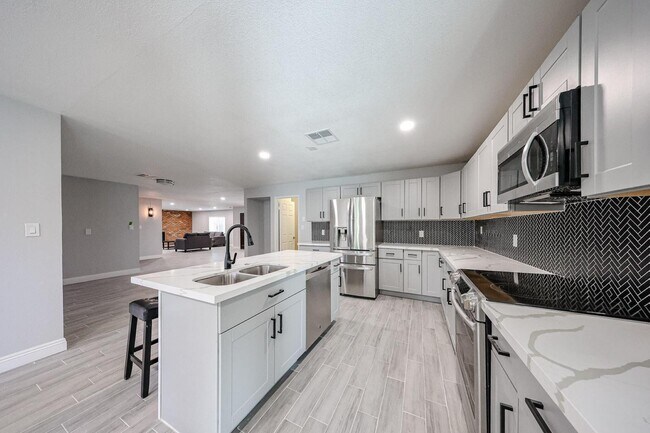 Building Photo - 11207 S Iroquois Dr