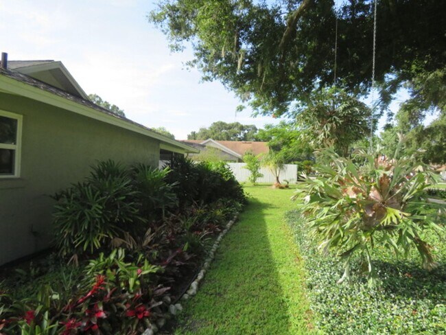 Building Photo - 839 Rosemere Cir
