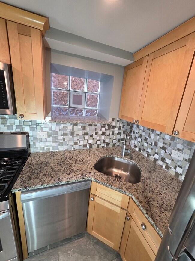 Building Photo - 5134 W Henderson St