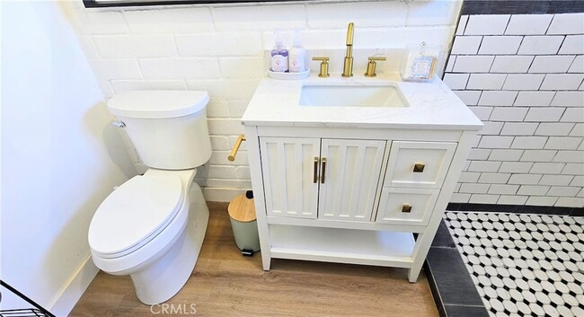 Building Photo - 5747 Jefferson Ave