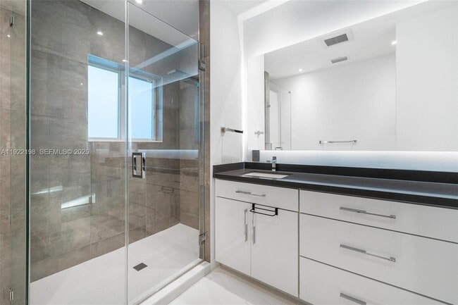 Building Photo - 10618 NE 11th Ct