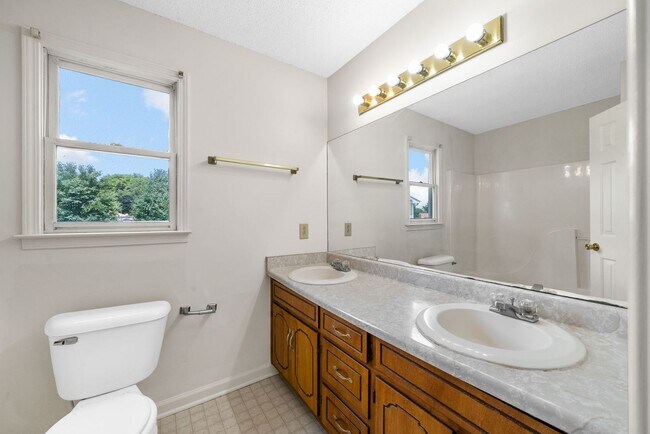 Building Photo - 3 Bedroom Pet Friendly Home For Rent Near 101st Parkway!