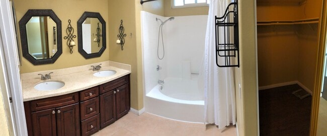 Building Photo - Beautiful 4 bedroom / 3 bathroom Heritage Home with Pool, Spa and Solar!