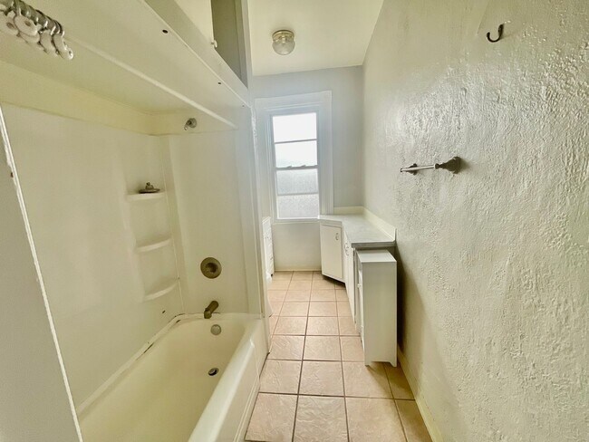 Building Photo - 3 Bed 1.5 Bath- Southside Pittsburgh PA
