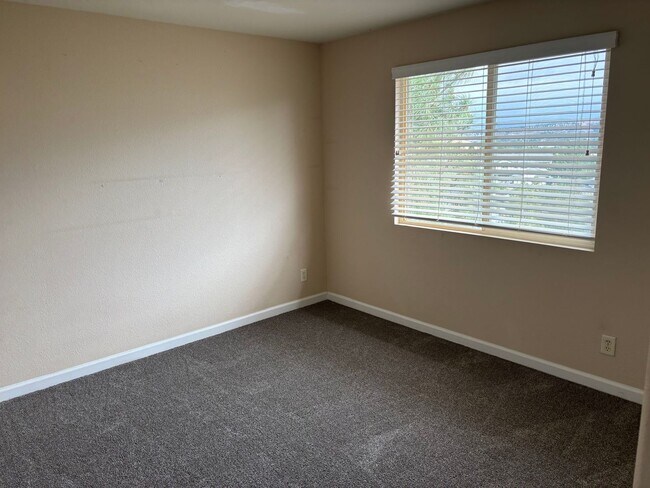 Building Photo - 4 bedroom 2.5 bath in NW Suburban Reno